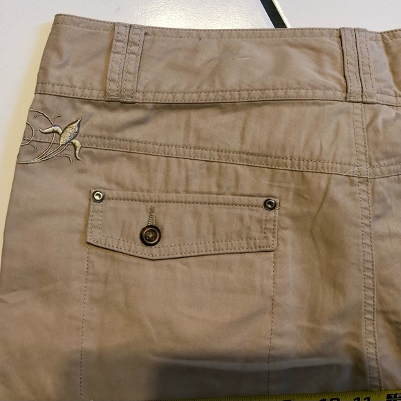 Ladies size 14 Cabellas brand walking/hiking/dress shorts in khaki - Picture 3 of 10